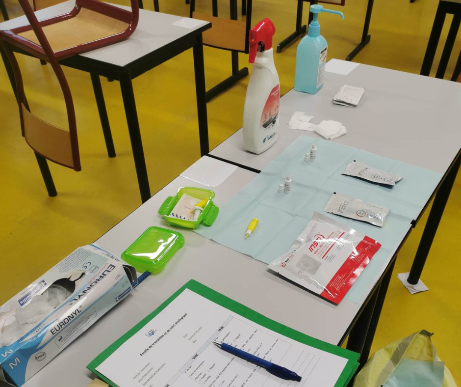 Autre photo de tables d'école sur lesquelles est disposé le stand TROD, à l'UTC de Compiègne.